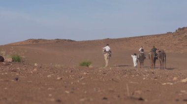 Turist Sahra Berber kampı terk