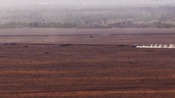 Carros passam no deserto — Vídeo de Stock