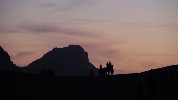 Tourish は、サハラ砂漠でベルベル人キャンプに夕暮れ時に到着します。 — ストック動画