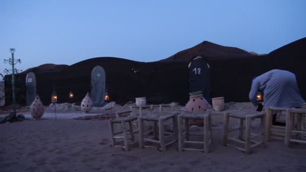 Weids uitzicht binnen een Berber kamp in de Saharawoestijn — Stockvideo