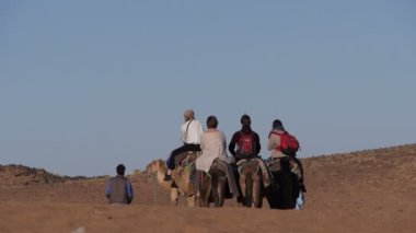 Turist Sahra Berber kampı terk 