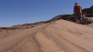 Dunes Sahara turist yürür 