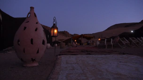 Au crépuscule dans un camp berbère dans le désert du Sahara - Maroc — Video