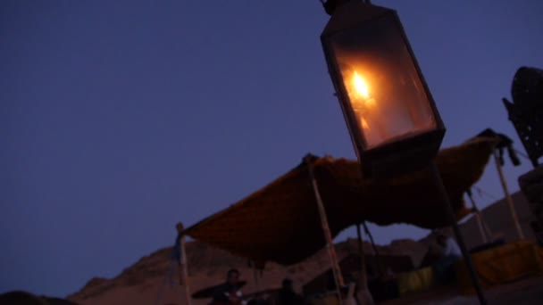 Świeca lampy swing wewnątrz Berber obóz na pustyni Sahara — Wideo stockowe