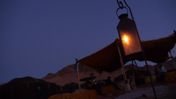 Balançoire de lampe à bougie dans un camp berbère dans le désert du Sahara — Video