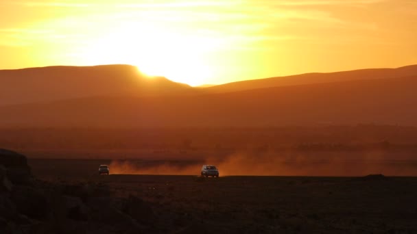 Jeep nähert sich Berberkamera in der Sahara-Wüste — Stockvideo