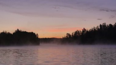 Kanadalı bir göl üzerinde renkli sabah 