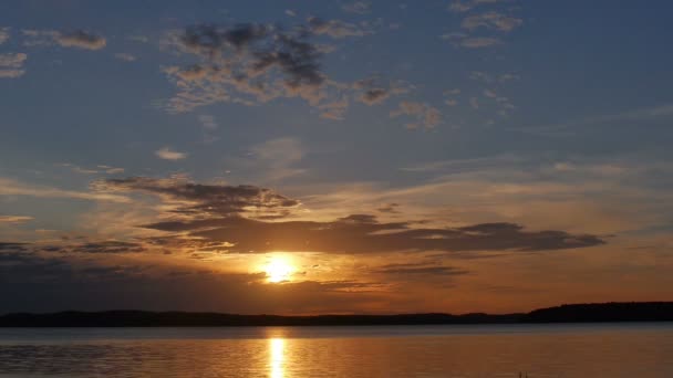 Canadese zomer - zonsondergang aan het meer — Stockvideo