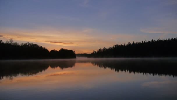 Kleurrijke ochtend op een Canadese lake — Stockvideo