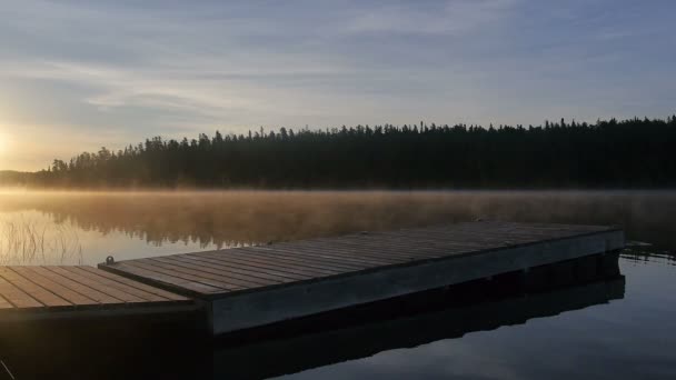 Muelle en un lago canadiense por la mañana — Vídeo de stock