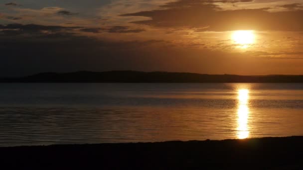 Hermosa puesta de sol en un lago canadiense — Vídeos de Stock