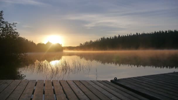 Lago en Canadá - Muelle de pesca por la mañana — Vídeos de Stock