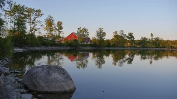 Lago en Canadá - Luz de la mañana - Granero rojo en el fondo — Vídeos de Stock