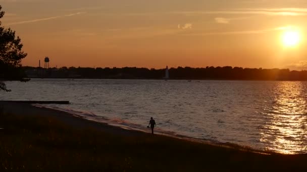 Passeggiata sulla riva del lago al tramonto in Canada — Video Stock