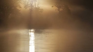 Kanada'da bir göl güneş doğarken 
