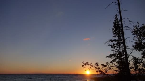 Zonsondergang op de oever van het meer — Stockvideo