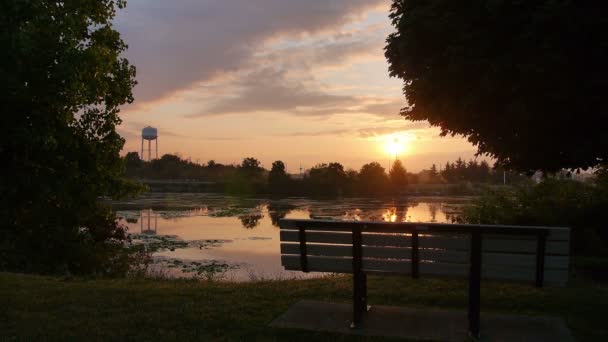 Coucher de soleil sur un lac au Canada — Video