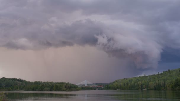 夏にカナダの湖で嵐の雲 — ストック動画