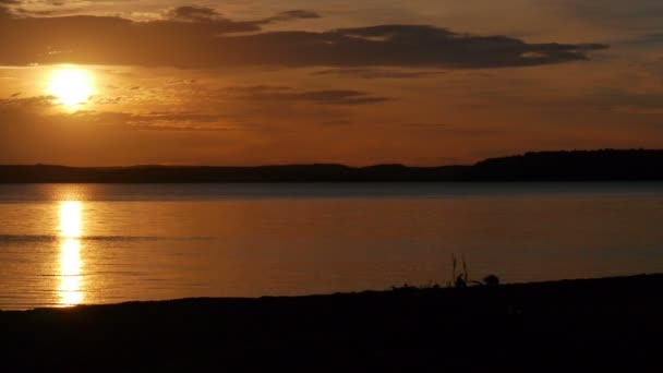 Zomer zonsondergang op een Canadese lake — Stockvideo