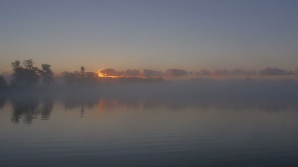 Salida del sol en un lago en Canadá — Vídeos de Stock