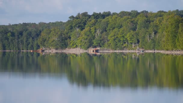 Houten huis op een Canadese lakeshore — Stockvideo