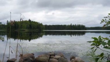Kanada Gölü - bulutlu bir günde zaman atlamalı