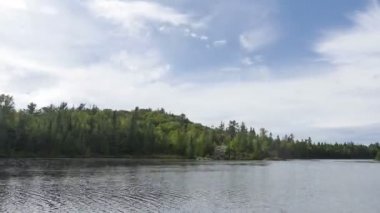 Kanada Gölü zaman aralıklı çekim - bulutlu gün