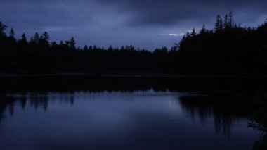 Alacakaranlıkta zaman atlamalı, Kanada'da göl