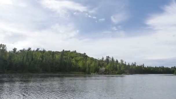 Lago canadiense lapso de tiempo - Día nublado — Vídeos de Stock
