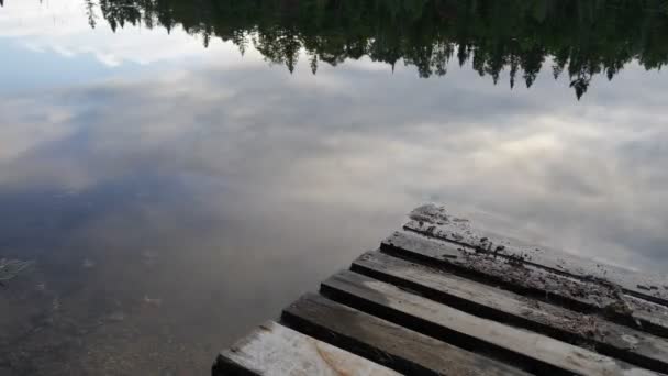 Відображення хмар на поверхні води — стокове відео