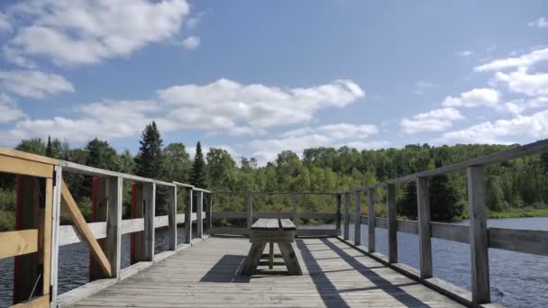 Fishing Dock Een Canadese Rivier Time Lapse Tijdens Dag — Stockvideo