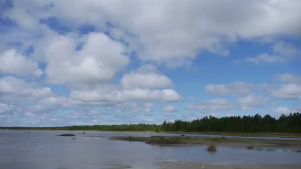 Journée ensoleillée dans un lac canadien laps de temps 