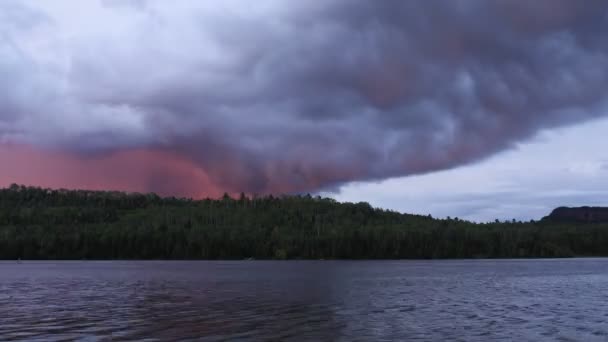 Time-lapse van Nipigonmeer - weids uitzicht voor een storm — Stockvideo