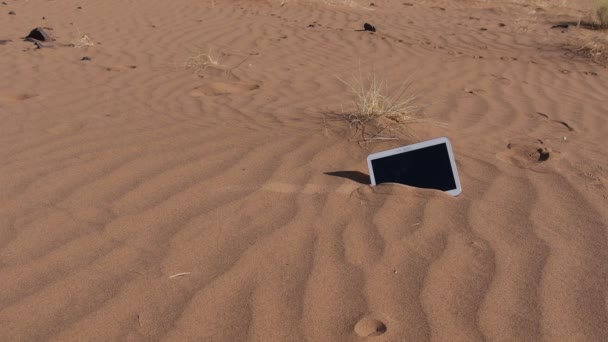 Tablet στην έρημο της Σαχάρας - σούπερ ευρεία — Αρχείο Βίντεο