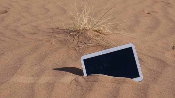 Tablette in der Wüste Sahara — Stockvideo