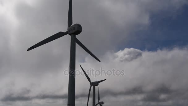 Turbinas de energia eólica na Espanha - Fechar vista - câmera lenta — Vídeo de Stock