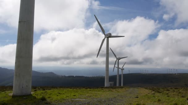 Turbine eoliche in Spagna - Vista laterale - Giorno nuvoloso - Movimento lento — Video Stock