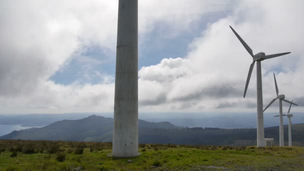 Turbinas eólicas en España - Vista lateral - Día de viento - cámara lenta — Vídeo de stock