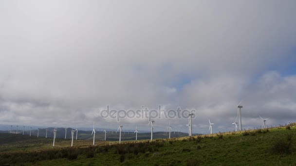 Turbinas de energia eólica na Espanha - Visão super ampla - câmera lenta — Vídeo de Stock