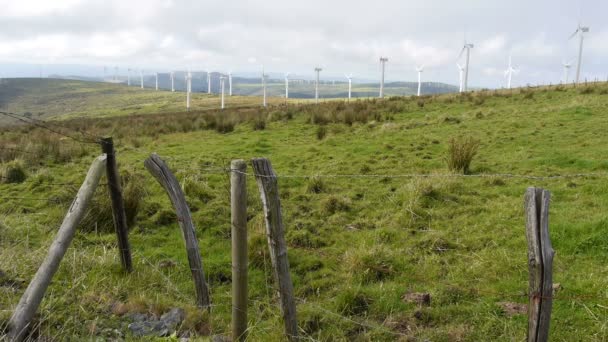 Turbinas eólicas en España - Vista panorámica - Valla de madera - Cámara lenta — Vídeo de stock