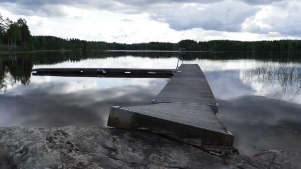 スウェーデンのボートのドックの湖時間の経過 — ストック動画