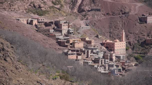 Kleines Dorf auf dem Atlasberg in Marokko aus der Ferne — Stockvideo