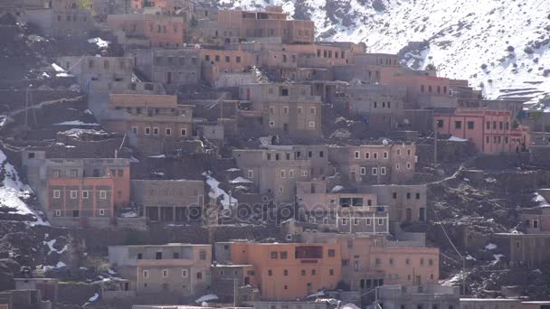 Pequeño pueblo en la montaña Atlas en Marruecos — Vídeo de stock