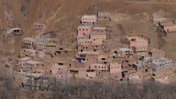 Liten by på Atlas bergen i Marocko nära se från avstånd — Stockvideo