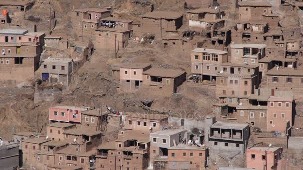 Liten by på Atlas bergen i Marocko nära se från avstånd — Stockvideo