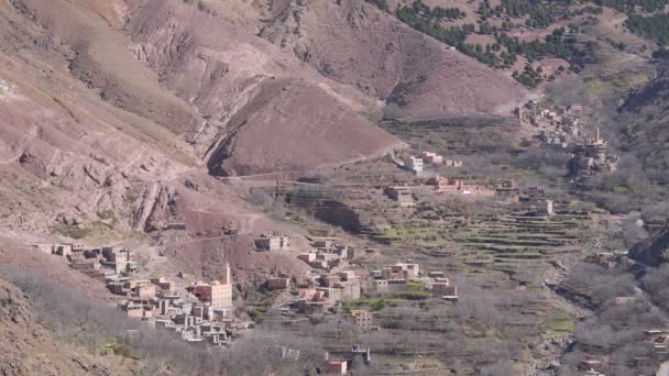 Klein dorpje op Atlasgebergte in Marokko Super weids uitzicht vanop afstand — Stockvideo