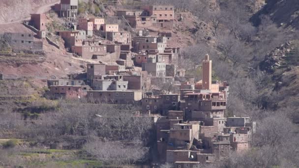 Pequena aldeia na montanha Atlas em Marrocos Close view from distance Mesquita na aldeia — Vídeo de Stock