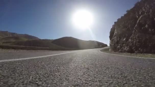 Вождение в Марокко Атлас горы Супер низкая точка камеры — стоковое видео