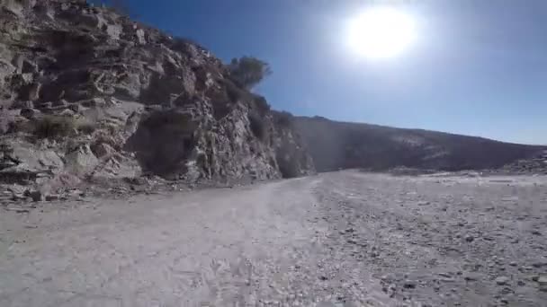 Körning i Marocko Atlas berg Super låg kameran punkt grusväg — Stockvideo