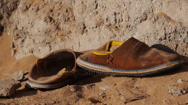 Zapatos típicos de Marruecos frente a la casa — Vídeo de stock